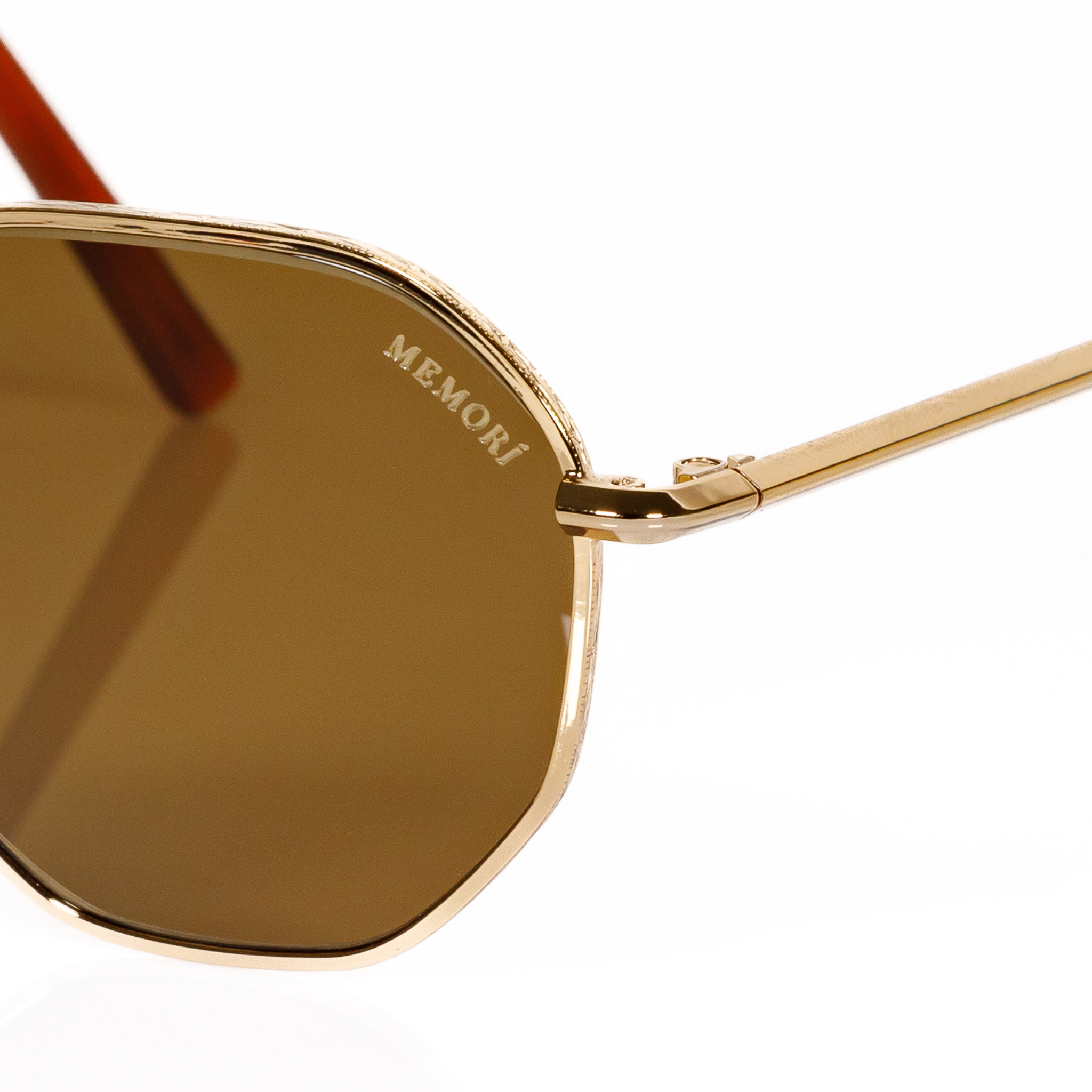 Close-up image of Memorí small fit gold hexagons and and external view of the high quality hinge