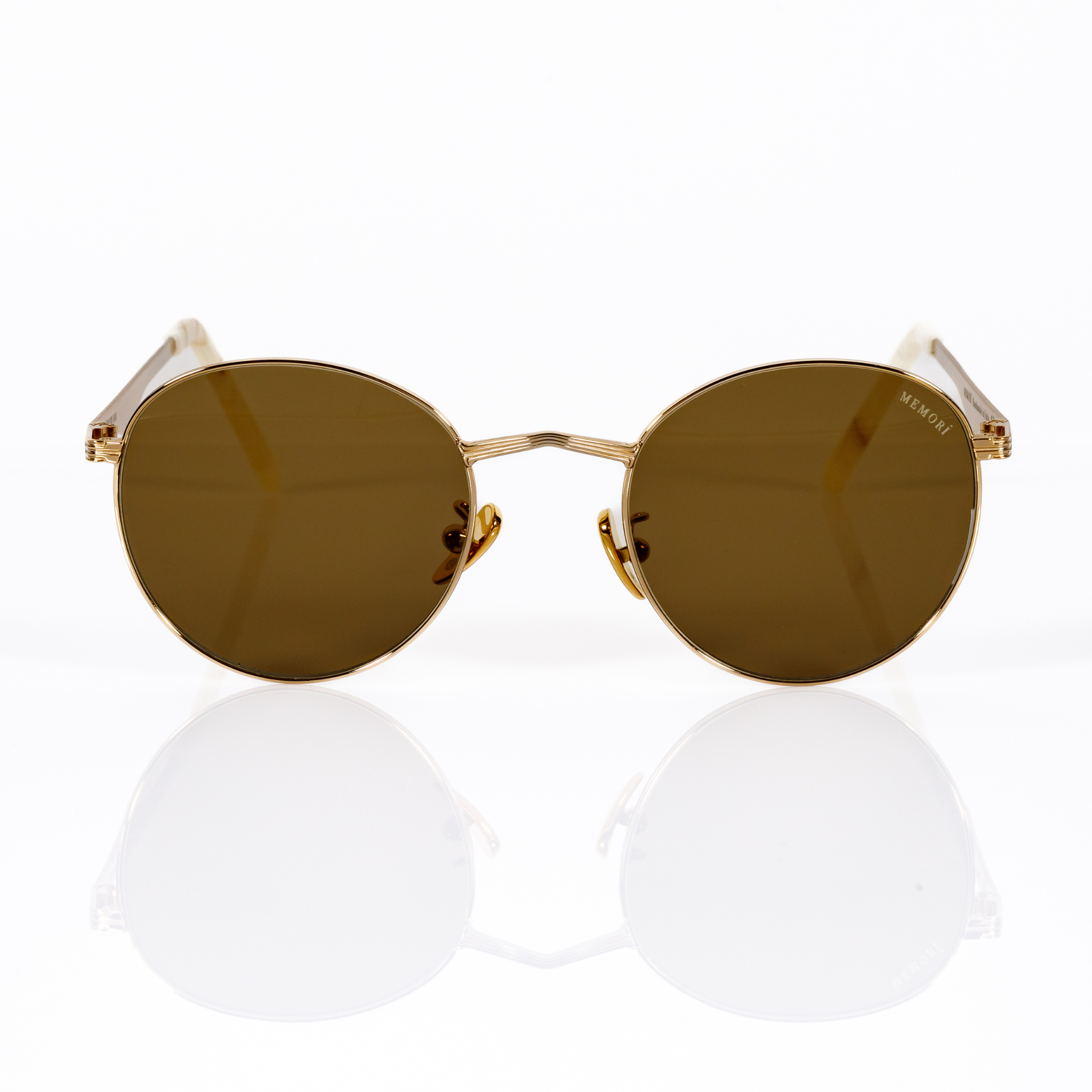 Gold frame Memorí sunglasses with warm brown lenses, forward view. The best sunglasses for small faces, these feature an angular V shaped nose bridge, gold ceramic nose pads, and the Memorí logo in the upper corner of the lens.