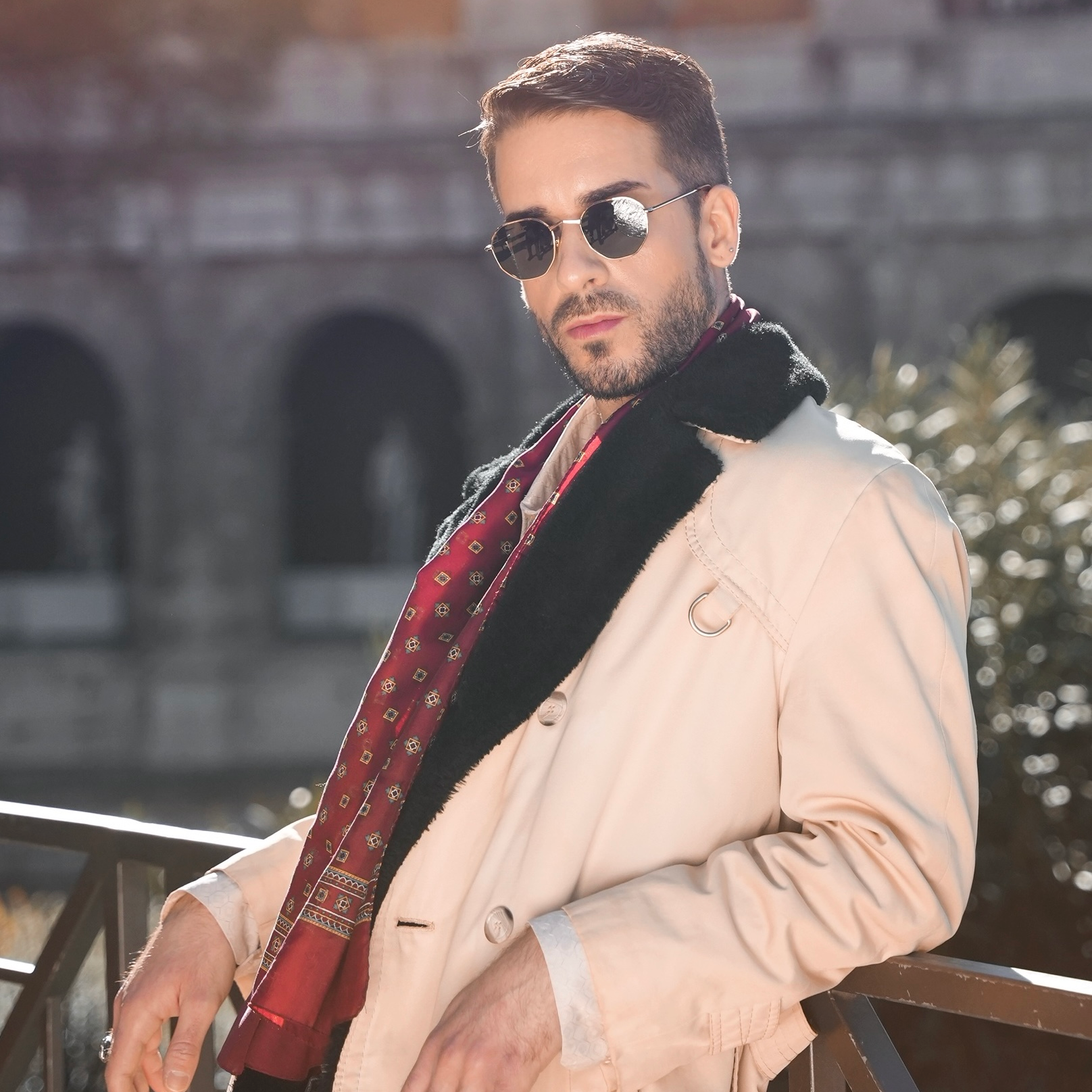 Memorí Men's sunglasses are the best men's sunglasses for small faces. Shown here in a hexagonal shape and modeled in front of the Colosseum in Rome by an Italian man with dark hair and a beard. 