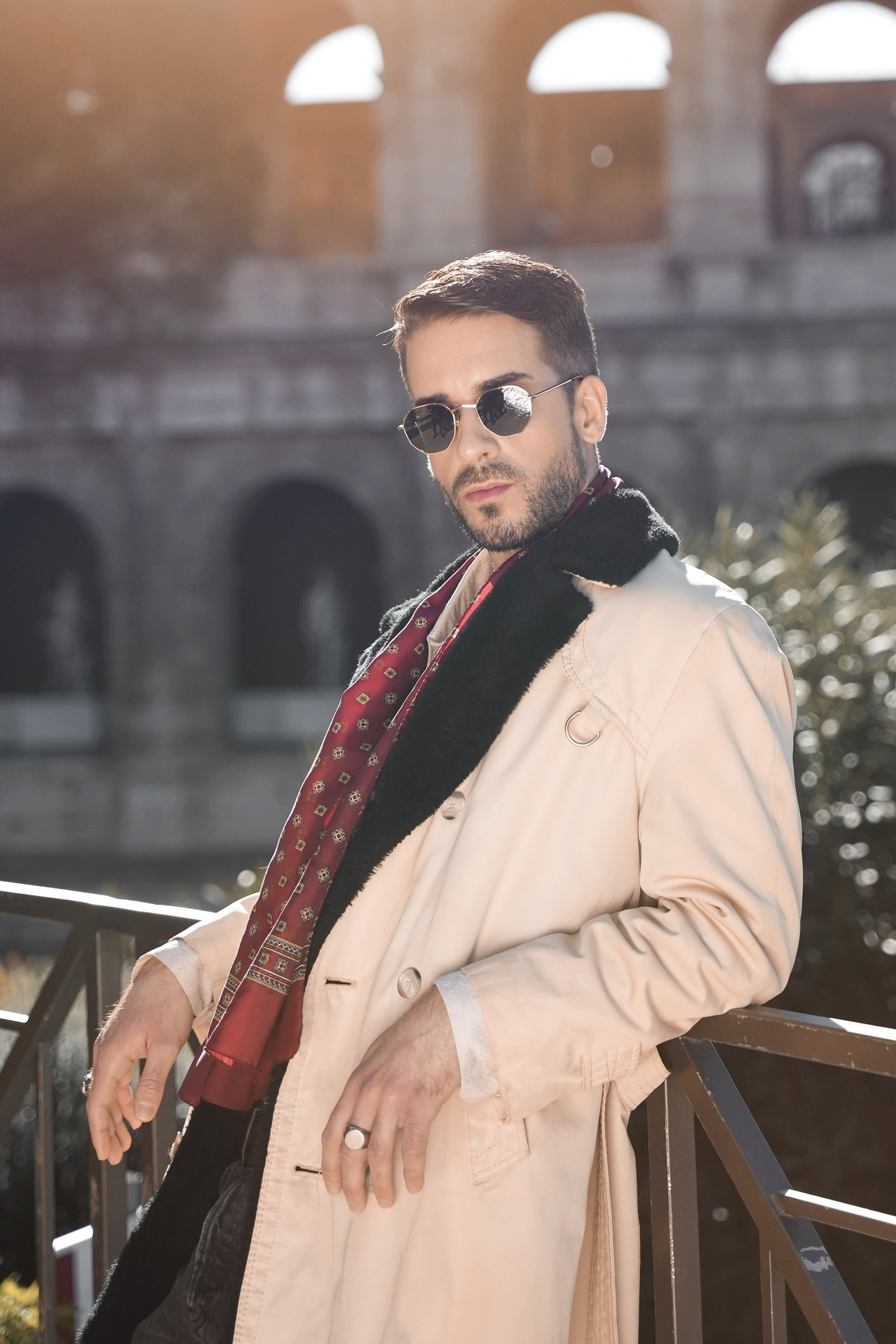 Memorí Men's sunglasses are the best men's sunglasses for small faces. Shown here in a hexagonal shape and modeled in front of the Colosseum in Rome by an Italian man with dark hair and a beard. 