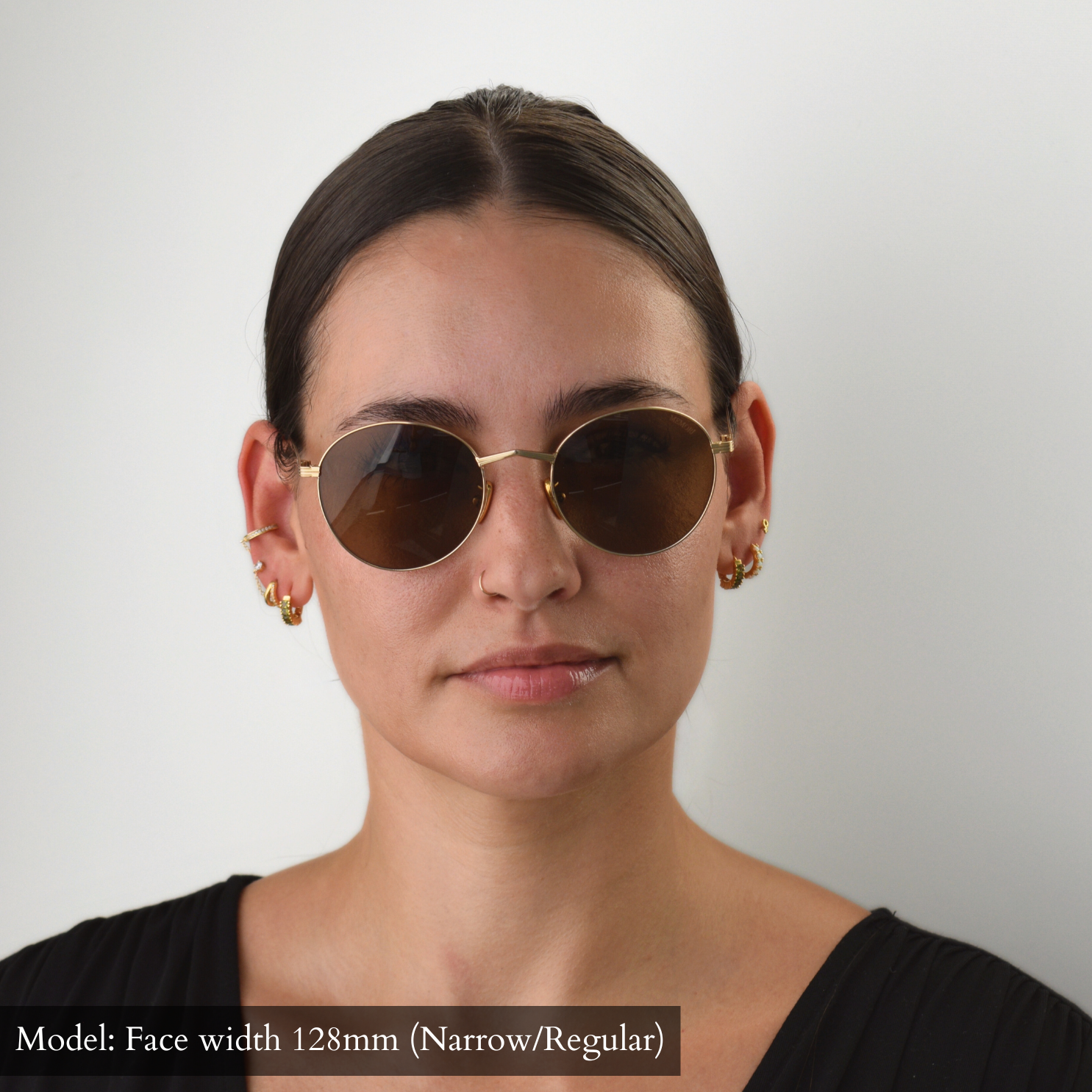 Model with 128mm width face (which falls into Narrow/Regular category) wearing the gold round Memorí sunglasses with brown lenses. 