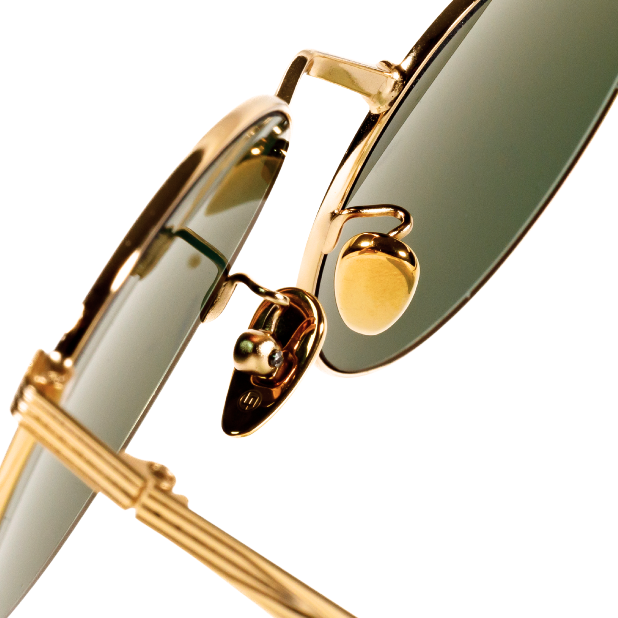 zoomed in view of the adjustable nose pads on this pair of round memori sunglassses.