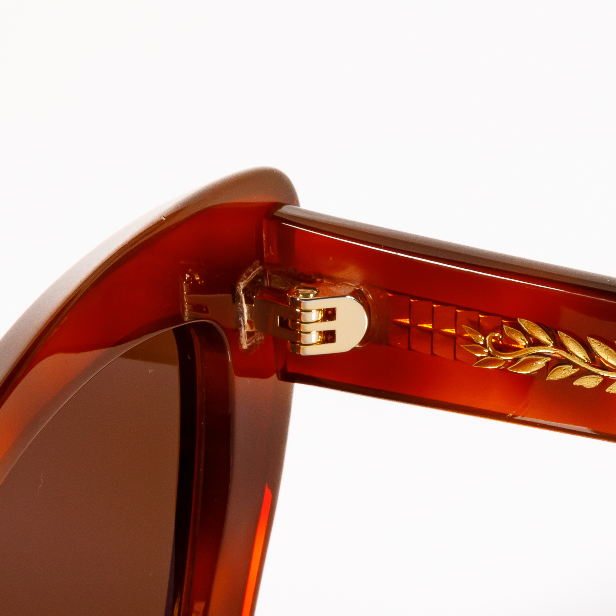 Macro view of the high quality OBE hinges used in the Memorí cat eye small fit sunglasses
